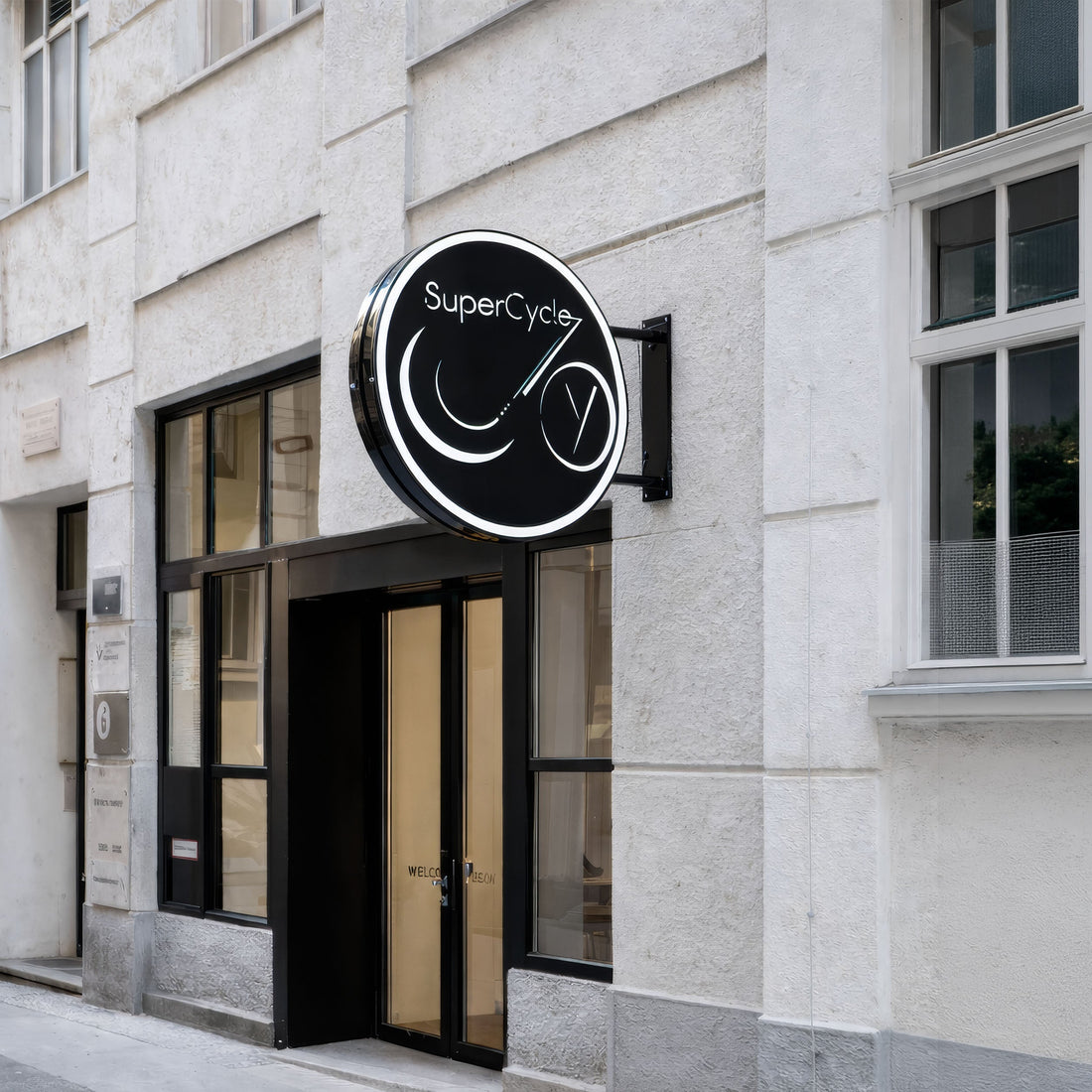 SuperCycle – Ø100 cm LED Outdoor Round Lightbox Sign Installation | Austria